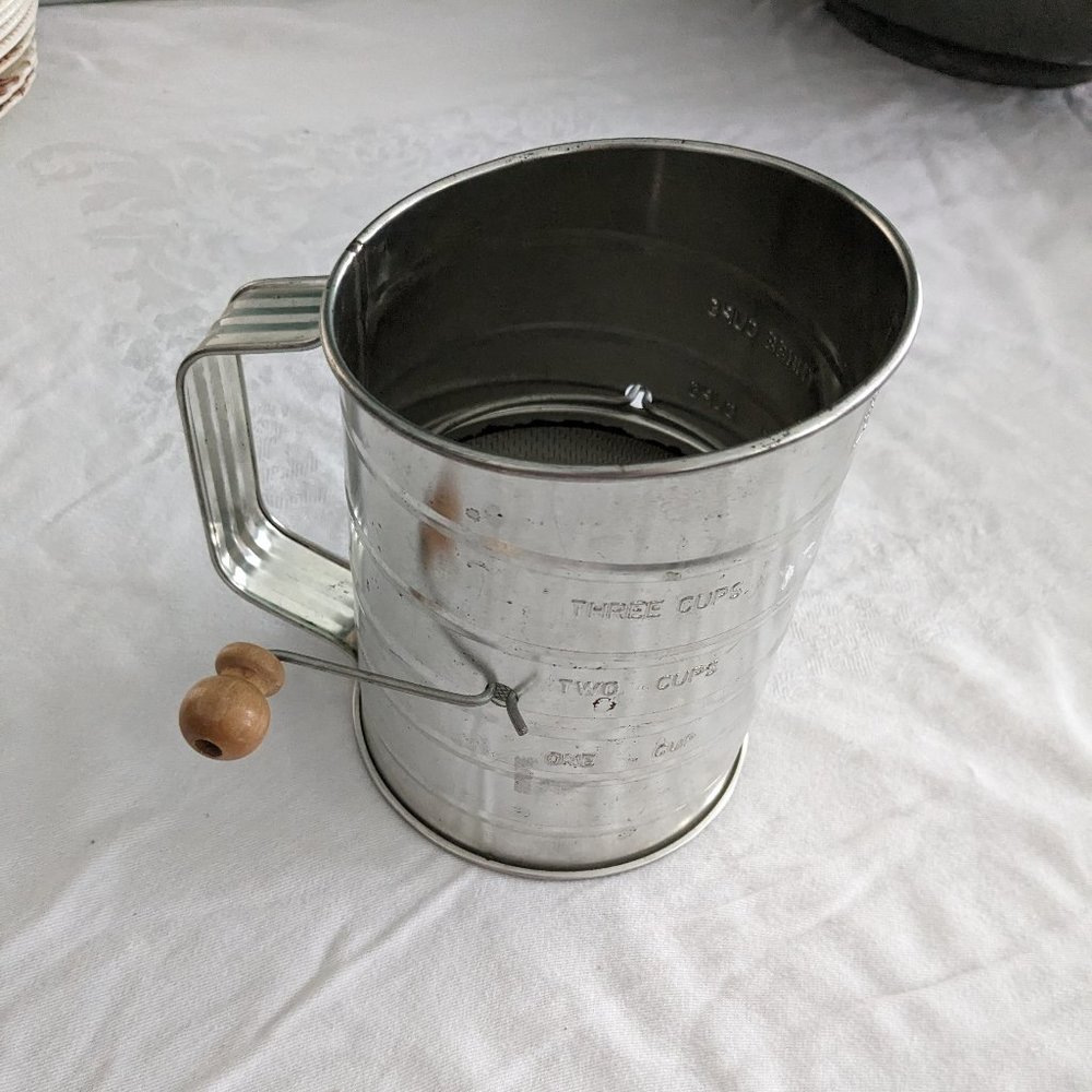 Metal sifter